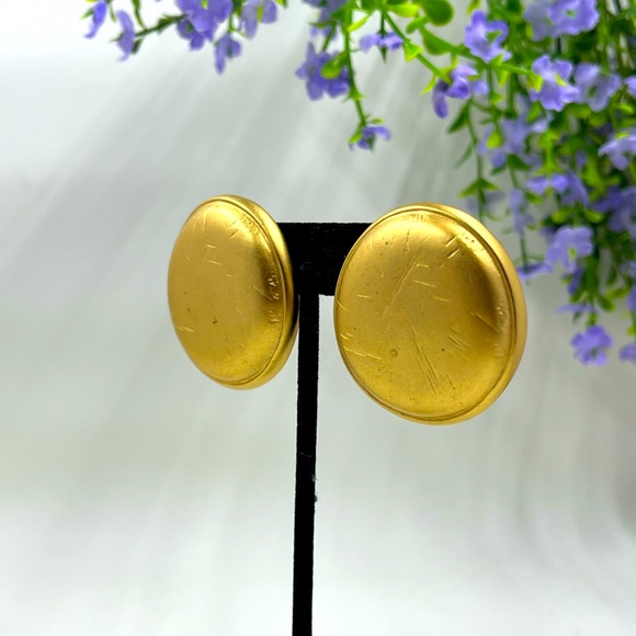 Liz Claiborne Signed Vintage Oversized Gold Clip On Earrings - Picture 3 of 10